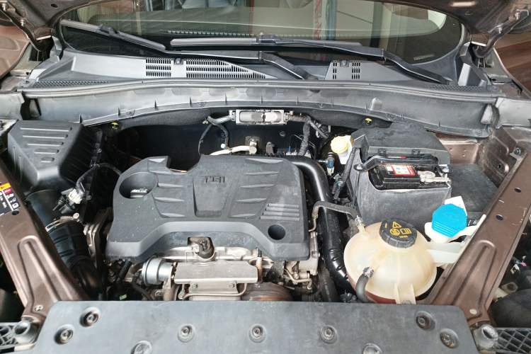 Used Roewe RX5 2017 20T Two-Wheel Drive Automatic Internet Elite Edition Engine Bay
