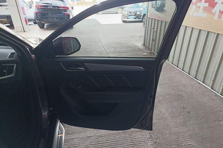 Used Roewe RX5 2017 20T Two-Wheel Drive Automatic Internet Elite Edition Interior 2