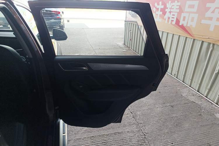 Used Roewe RX5 2017 20T Two-Wheel Drive Automatic Internet Elite Edition Interior 3