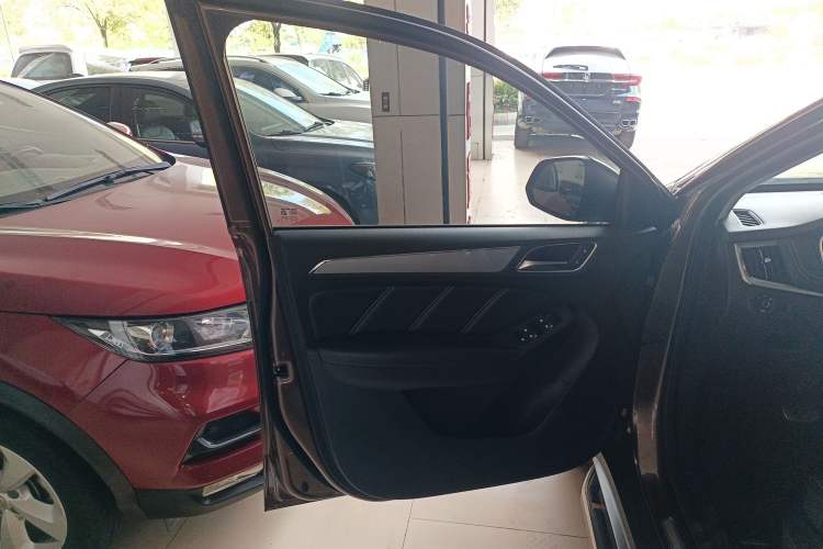 Used Roewe RX5 2017 20T Two-Wheel Drive Automatic Internet Elite Edition Interior 4