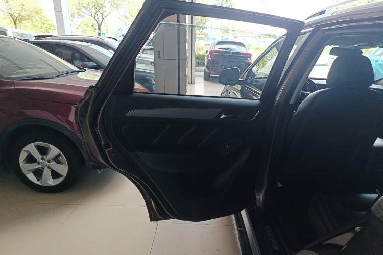 Used Roewe RX5 2017 20T Two-Wheel Drive Automatic Internet Elite Edition Interior 5