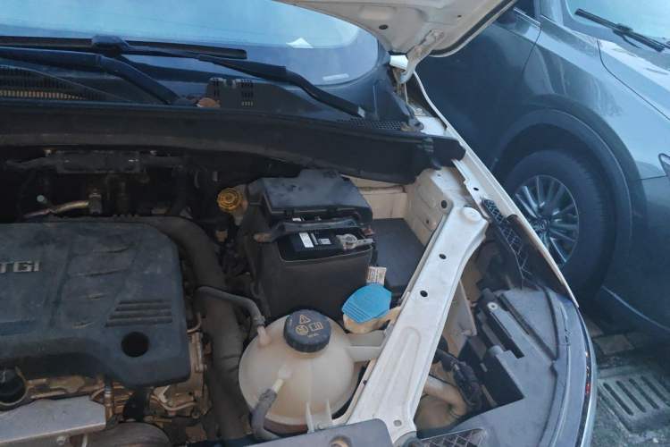 Used Roewe RX5 2017 20T Two-Wheel Drive Automatic Internet Elite Edition Engine Bay Left