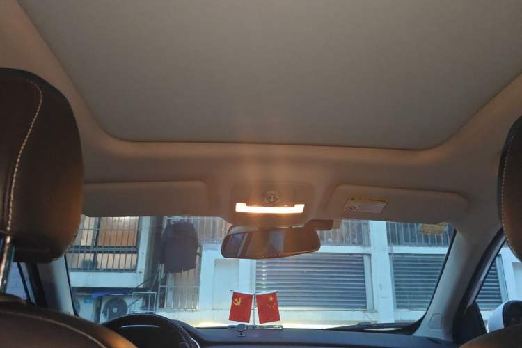 Used Roewe RX5 2017 20T Two-Wheel Drive Automatic Internet Elite Edition Headliner