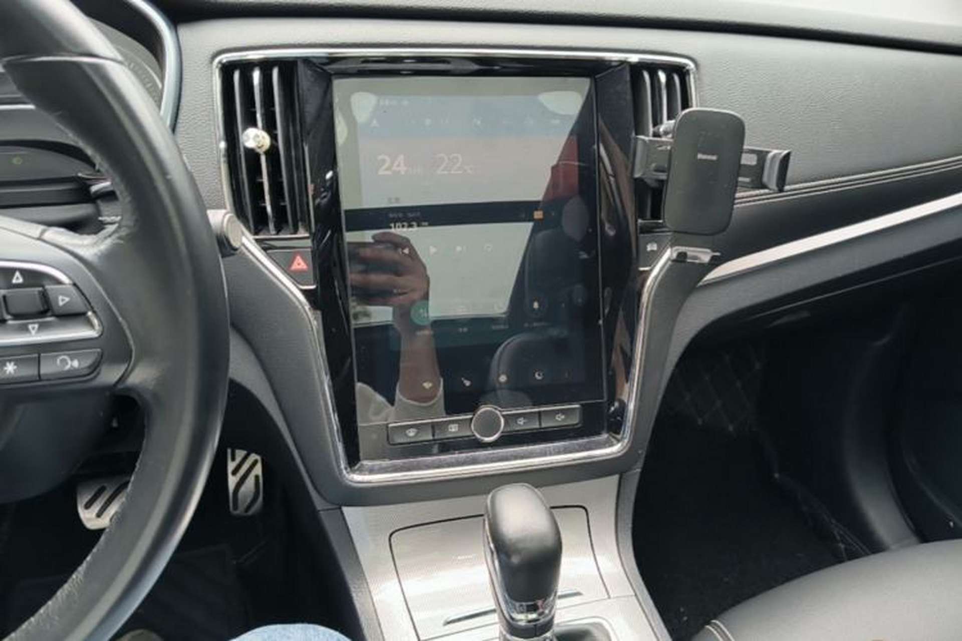 Used Roewe RX5 2017 20T Two-Wheel Drive Automatic Internet Elite Edition Center Console