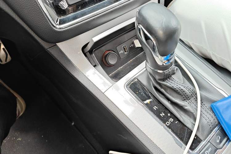 Used Roewe RX5 2017 20T Two-Wheel Drive Automatic Internet Elite Edition Gear Lever