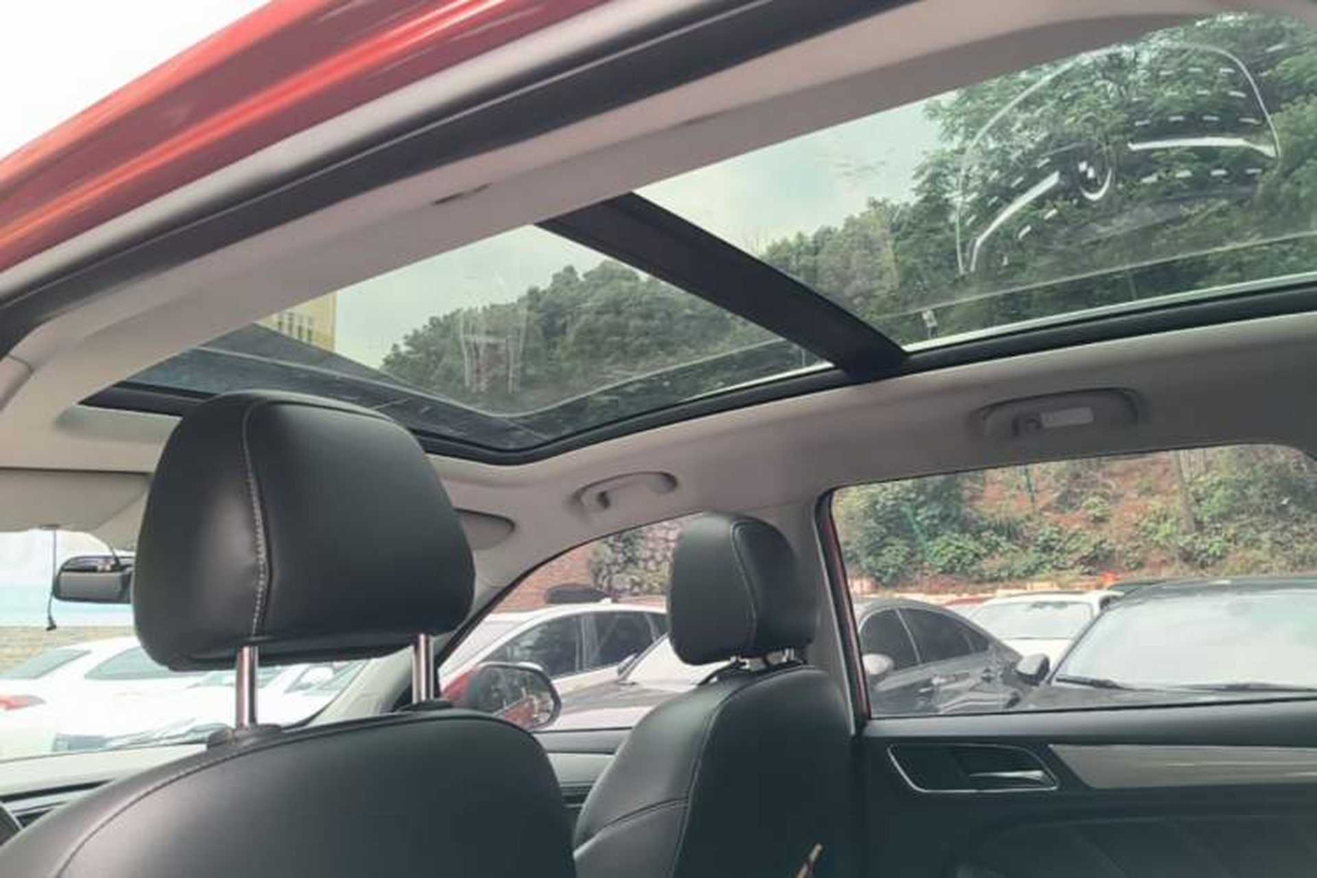 Used Roewe RX5 2017 20T Two-Wheel Drive Automatic Internet Elite Edition Headliner