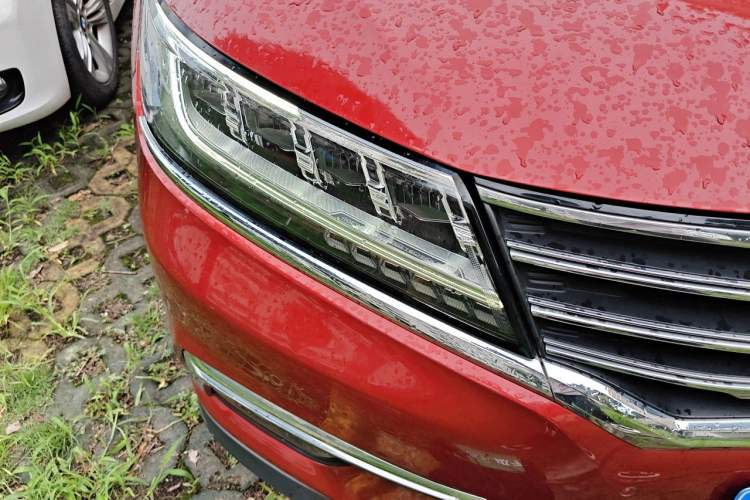 Used Roewe RX5 2017 20T Two-Wheel Drive Automatic Internet Elite Edition Right Front Headlight