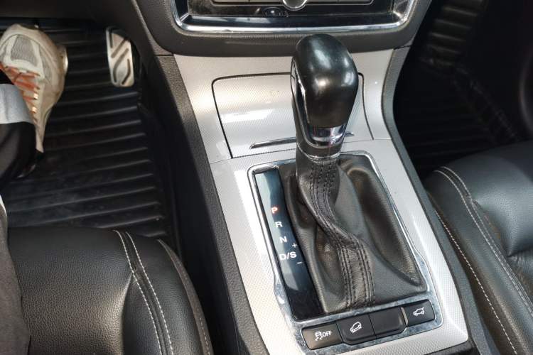 Used Roewe RX5 2017 20T Two-Wheel Drive Automatic Internet Elite Edition Gear Lever