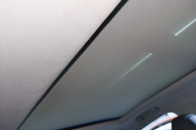 Used Roewe RX5 2017 20T Two-Wheel Drive Automatic Internet Elite Edition Headliner