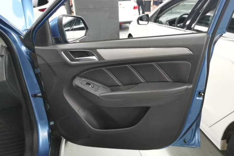 Used Roewe RX5 2017 20T Two-Wheel Drive Automatic Internet Elite Edition Interior 2