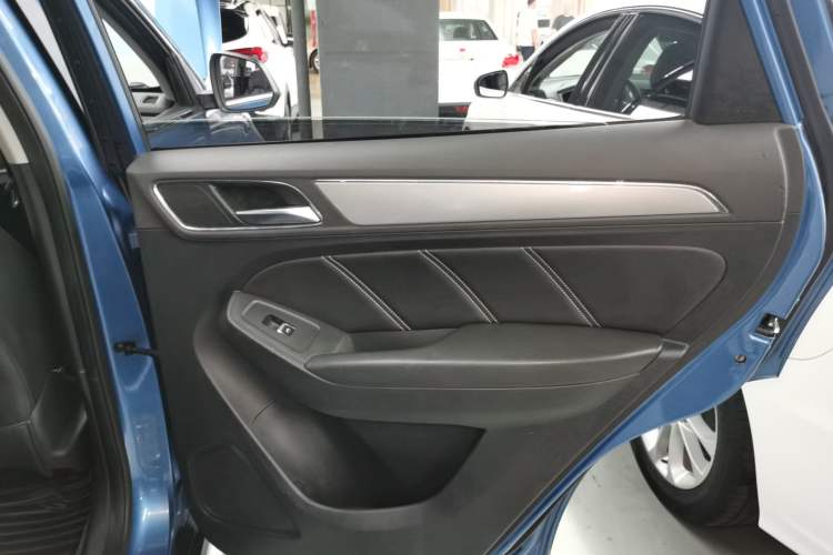 Used Roewe RX5 2017 20T Two-Wheel Drive Automatic Internet Elite Edition Interior 3