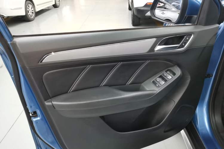 Used Roewe RX5 2017 20T Two-Wheel Drive Automatic Internet Elite Edition Interior 4