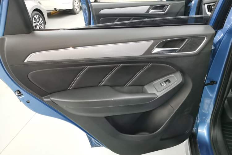 Used Roewe RX5 2017 20T Two-Wheel Drive Automatic Internet Elite Edition Interior 5