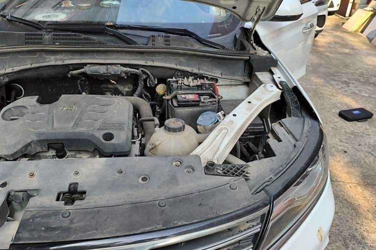 Used Roewe RX5 2017 20T Two-Wheel Drive Automatic Internet Elite Edition Engine Bay Left
