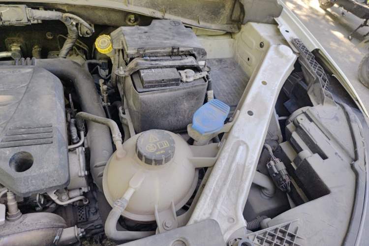 Used Roewe RX5 2017 20T Two-Wheel Drive Automatic Internet Elite Edition Engine Bay Left