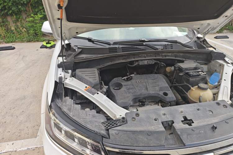 Used Roewe RX5 2017 20T Two-Wheel Drive Automatic Internet Elite Edition Engine Bay Right