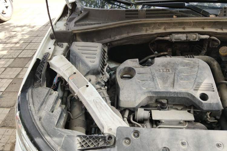 Used Roewe RX5 2017 20T Two-Wheel Drive Automatic Internet Elite Edition Engine Bay Right