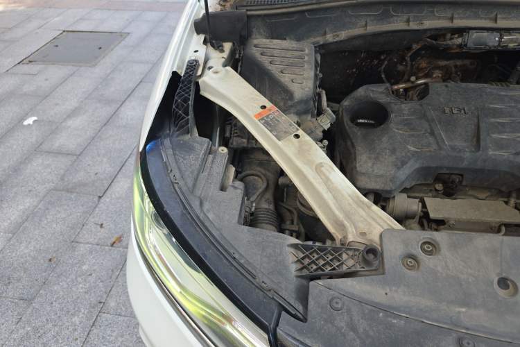 Used Roewe RX5 2017 20T Two-Wheel Drive Automatic Internet Elite Edition Engine Bay Right