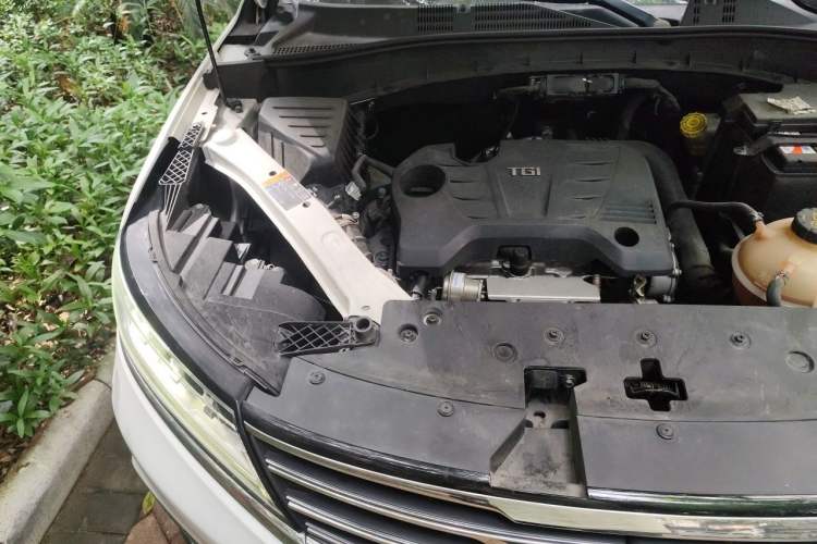 Used Roewe RX5 2017 20T Two-Wheel Drive Automatic Internet Elite Edition Engine Bay Right