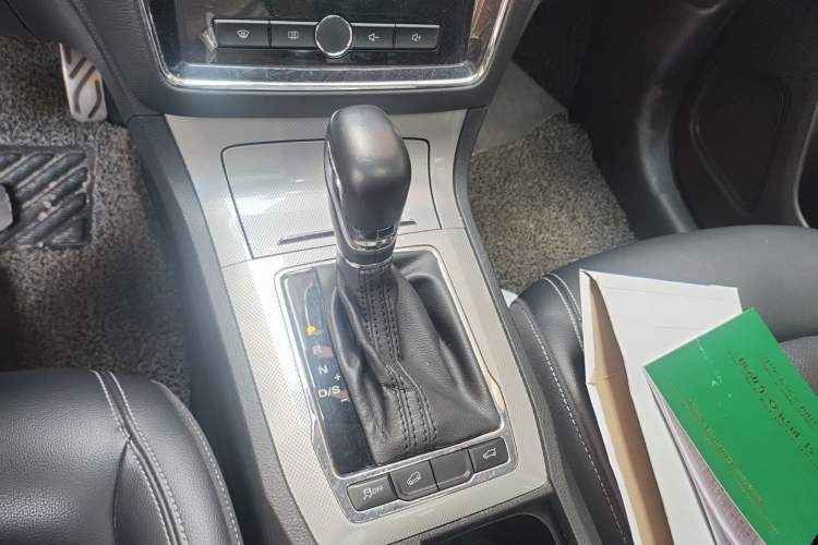 Used Roewe RX5 2017 20T Two-Wheel Drive Automatic Internet Elite Edition Gear Lever