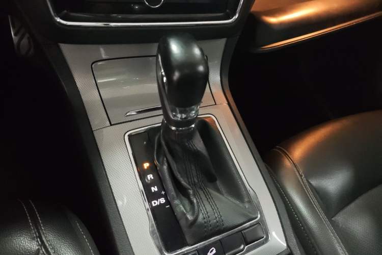 Used Roewe RX5 2017 20T Two-Wheel Drive Automatic Internet Elite Edition Gear Lever