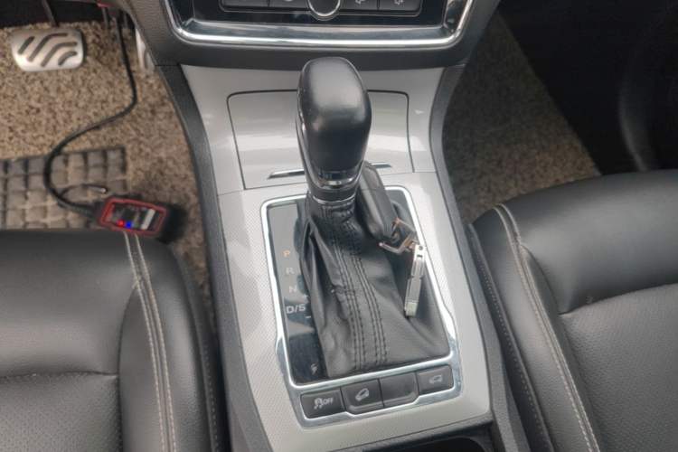 Used Roewe RX5 2017 20T Two-Wheel Drive Automatic Internet Elite Edition Gear Lever