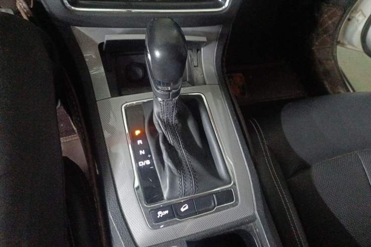Used Roewe RX5 2017 20T Two-Wheel Drive Automatic Internet Elite Edition Gear Lever
