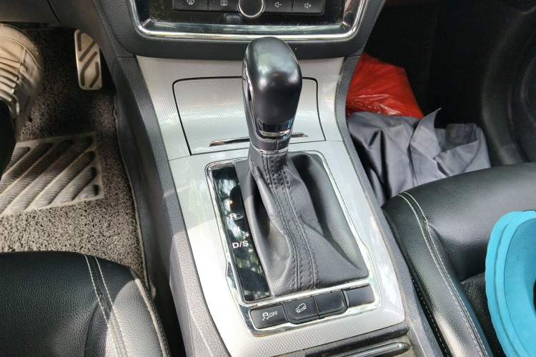 Used Roewe RX5 2017 20T Two-Wheel Drive Automatic Internet Elite Edition Gear Lever