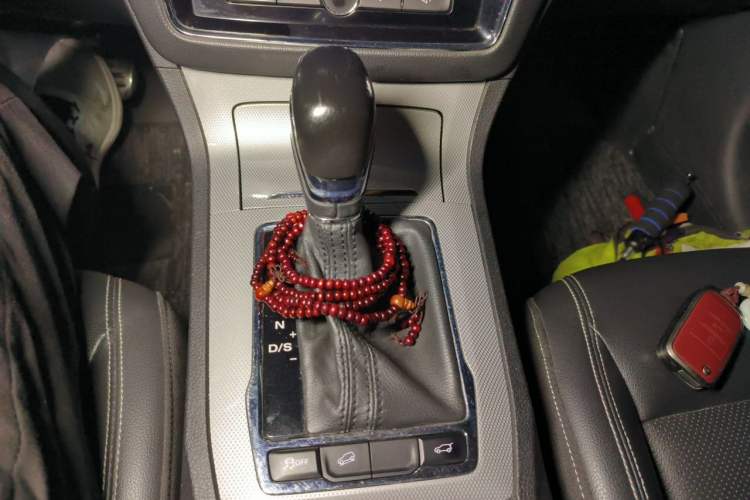 Used Roewe RX5 2017 20T Two-Wheel Drive Automatic Internet Elite Edition Gear Lever
