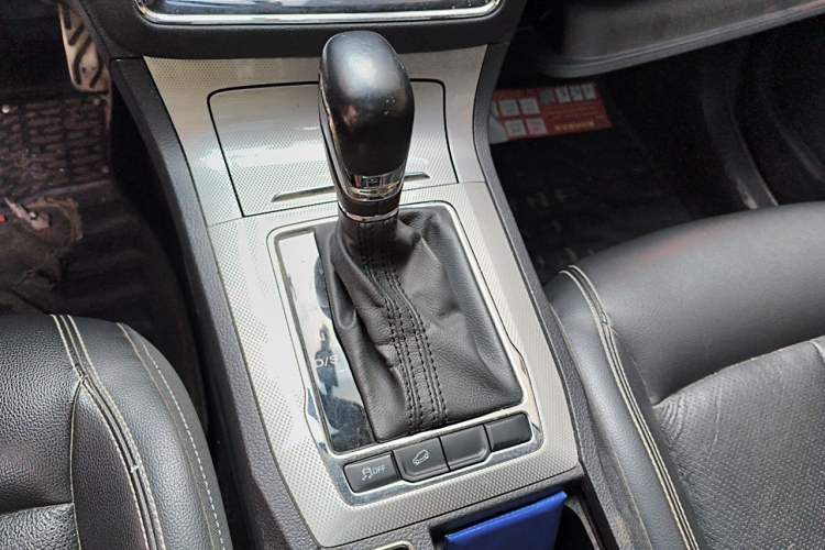 Used Roewe RX5 2017 20T Two-Wheel Drive Automatic Internet Elite Edition Gear Lever
