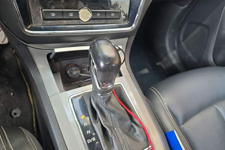 Used Roewe RX5 2017 20T Two-Wheel Drive Automatic Internet Elite Edition Gear Lever