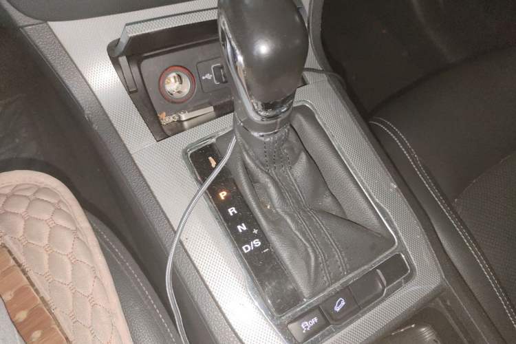 Used Roewe RX5 2017 20T Two-Wheel Drive Automatic Internet Elite Edition Gear Lever