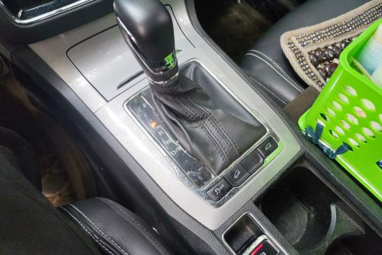 Used Roewe RX5 2017 20T Two-Wheel Drive Automatic Internet Elite Edition Gear Lever