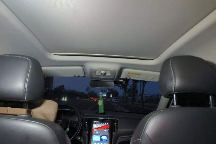 Used Roewe RX5 2017 20T Two-Wheel Drive Automatic Internet Elite Edition Headliner