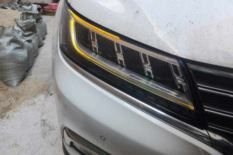 Used Roewe RX5 2017 20T Two-Wheel Drive Automatic Internet Elite Edition Right Front Headlight