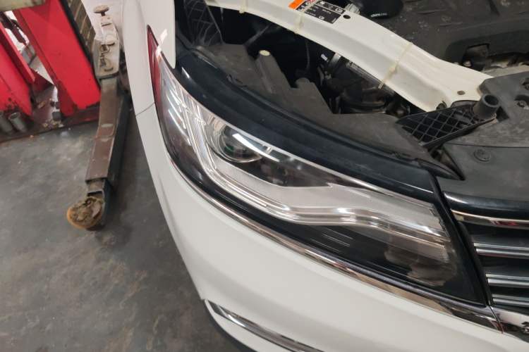 Used Roewe RX5 2017 20T Two-Wheel Drive Automatic Internet Elite Edition Right Front Headlight