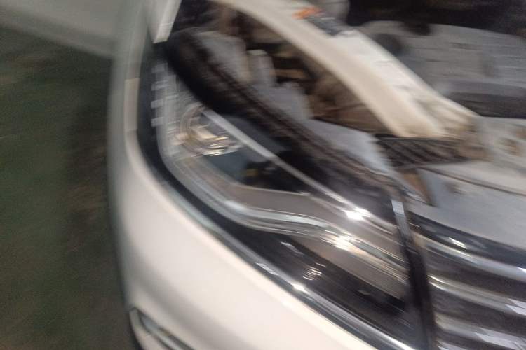 Used Roewe RX5 2017 20T Two-Wheel Drive Automatic Internet Elite Edition Right Front Headlight