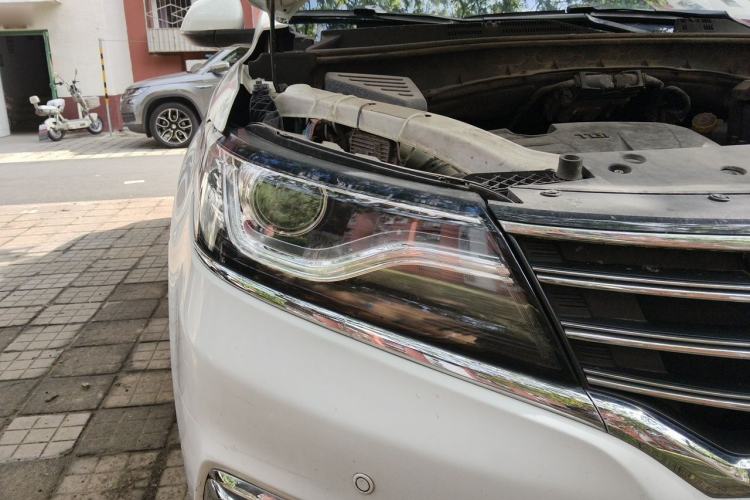 Used Roewe RX5 2017 20T Two-Wheel Drive Automatic Internet Elite Edition Right Front Headlight