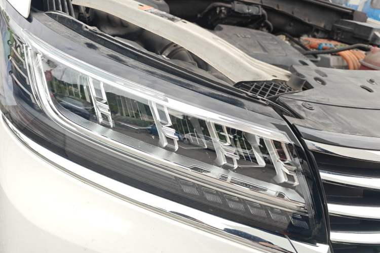 Used Roewe RX5 2017 20T Two-Wheel Drive Automatic Internet Elite Edition Right Front Headlight