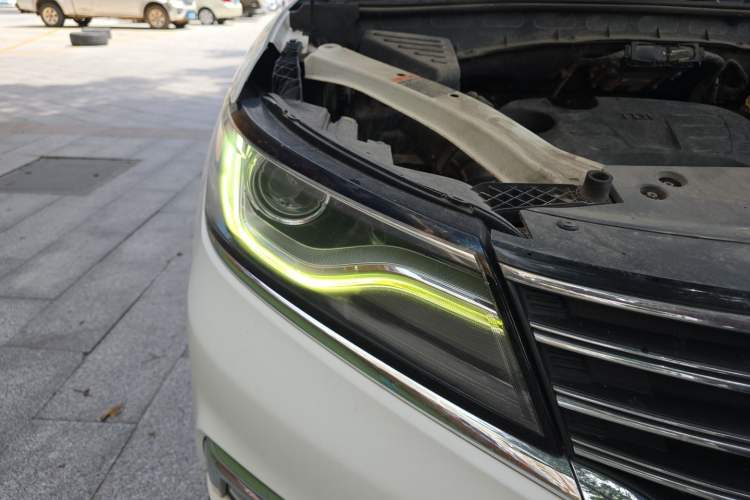 Used Roewe RX5 2017 20T Two-Wheel Drive Automatic Internet Elite Edition Right Front Headlight