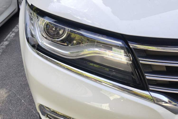 Used Roewe RX5 2017 20T Two-Wheel Drive Automatic Internet Elite Edition Right Front Headlight