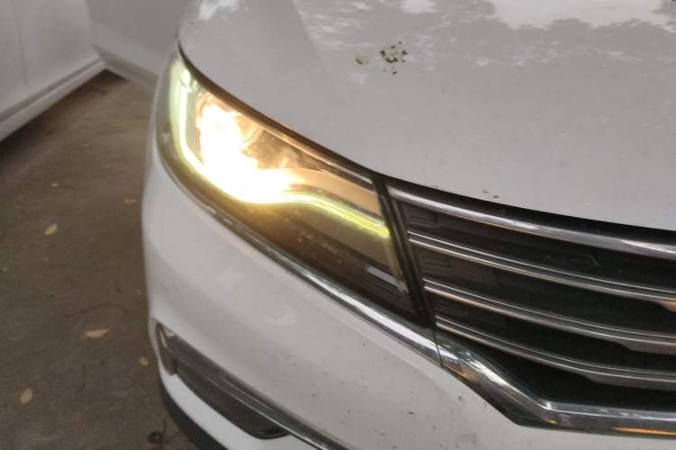 Used Roewe RX5 2017 20T Two-Wheel Drive Automatic Internet Elite Edition Right Front Headlight