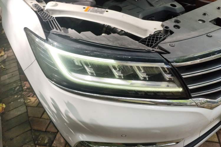 Used Roewe RX5 2017 20T Two-Wheel Drive Automatic Internet Elite Edition Right Front Headlight