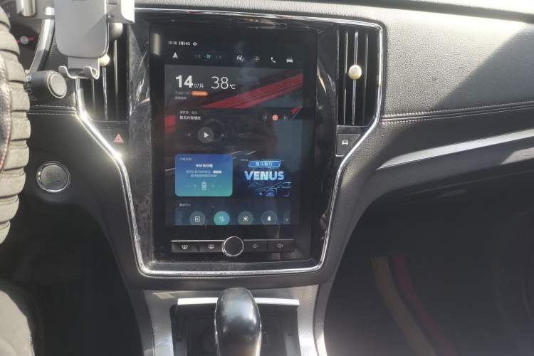 Used Roewe RX5 2018 20T Two-Wheel Drive Automatic Internet Smart Edition Audio And AC Panel