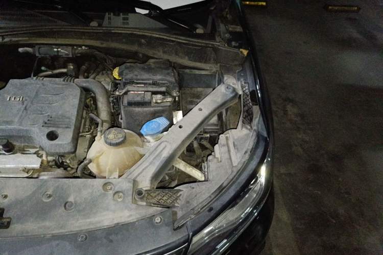 Used Roewe RX5 2018 20T Two-Wheel Drive Automatic Flagship Edition Engine Bay Left