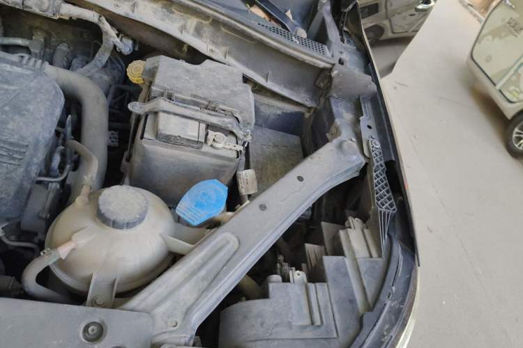 Used Roewe RX5 2018 20T Two-Wheel Drive Manual Internet Elite Edition Engine Bay Left