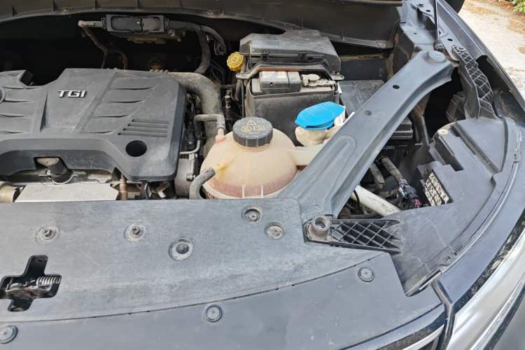 Used Roewe RX5 2018 20T Two-Wheel Drive Automatic Flagship Edition Engine Bay Left