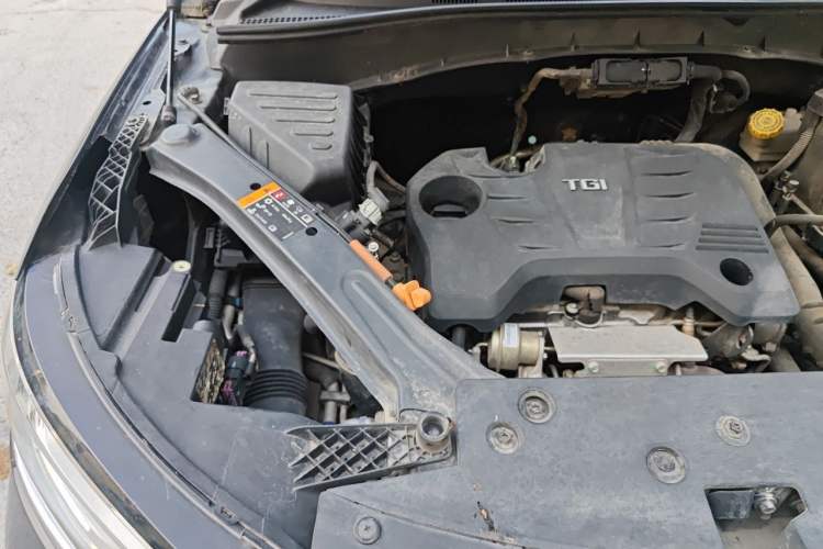 Used Roewe RX5 2018 20T Two-Wheel Drive Automatic Flagship Edition Engine Bay Right