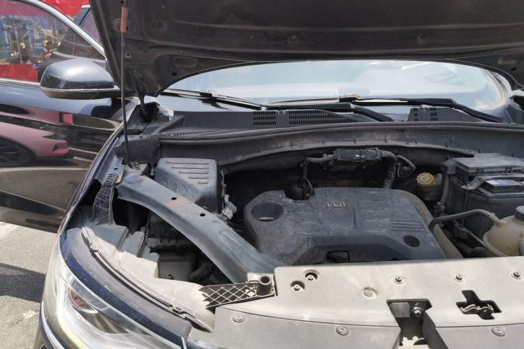 Used Roewe RX5 2018 20T Two-Wheel Drive Automatic Internet Smart Edition Engine Bay Right
