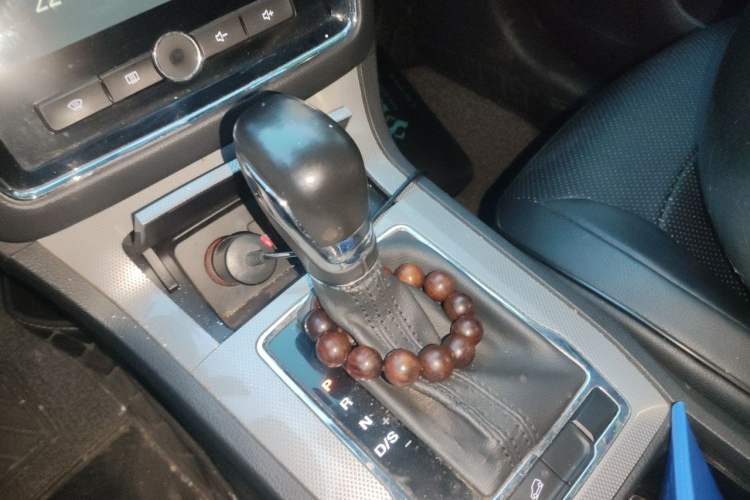 Used Roewe RX5 2018 20T Two-Wheel Drive Automatic Internet Smart Edition Gear Lever
